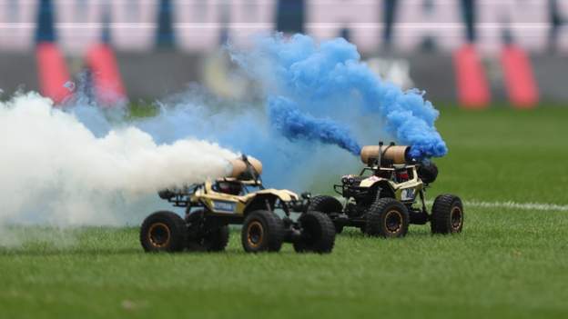 Bundesliga 2: Remote control cars with smoke bombs halt Hansa Rostock v Hamburg