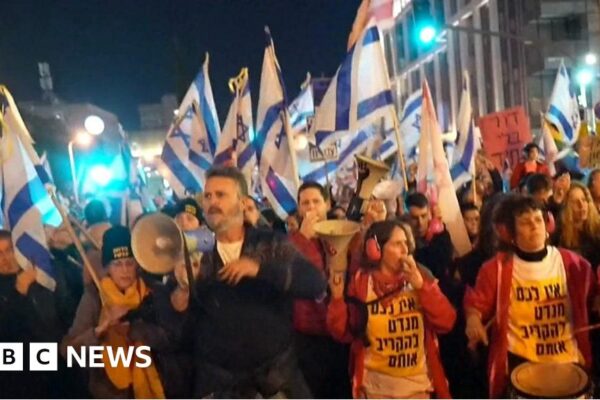 Tel Aviv protesters call on Netanyahu to resign
