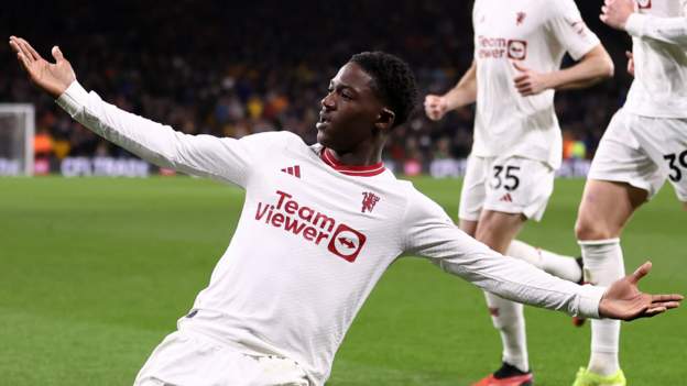 Wolverhampton Wanderers 3-4 Manchester United: Kobbie Mainoo scores 97th-minute winner in thriller